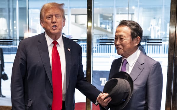 トランプタワーでトランプ前米大統領（左）と対面した自民党の麻生太郎副総裁（23日、ニューヨーク）=AP