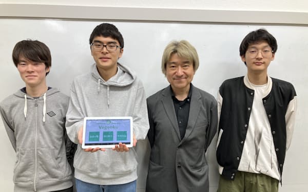 ベジオクを開発した東京高専の学生と北越教授（右から2人目）