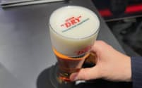 ビールの泡にスーパードライのロゴをプリントする「泡アート」も楽しめる（24日午前、東京都中央区）