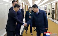 3月、ロシア訪問のため平壌を出発する北朝鮮の尹正浩対外経済相（右）。今月はイランを訪問する＝朝鮮通信