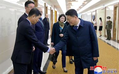 3月、ロシア訪問のため平壌を出発する北朝鮮の尹正浩対外経済相（右）。今月はイランを訪問する=朝鮮通信