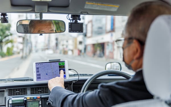 電脳交通はライドシェアとタクシーの両方に対応する運行管理システムを提供し、電話での受け付けも可能にする