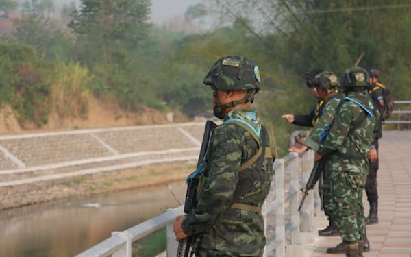 23日、メソトの国境を警備するタイ国軍兵士ら