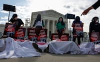 最高裁前では中絶の権利擁護派が抗議活動をした＝ロイター