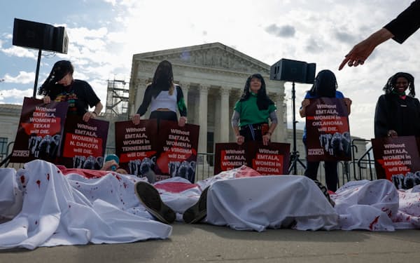 最高裁前では中絶の権利擁護派が抗議活動をした=ロイター