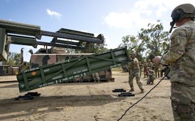 地対地ミサイル「ATACMS」を専用車両に搭載する米陸軍の兵士=米陸軍提供・AP
