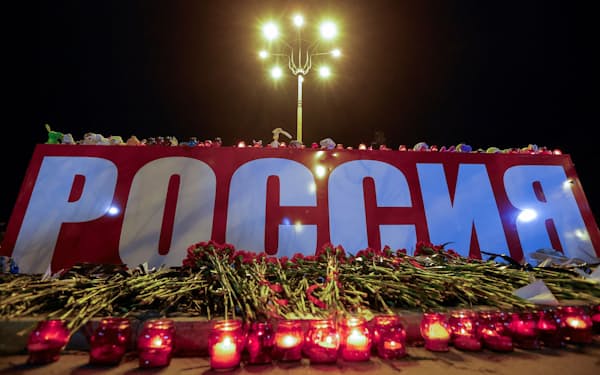 占領地のウクライナ東部ドネツクでモスクワ近郊のテロの犠牲者を追悼する人たち（3月30日）=ロイター