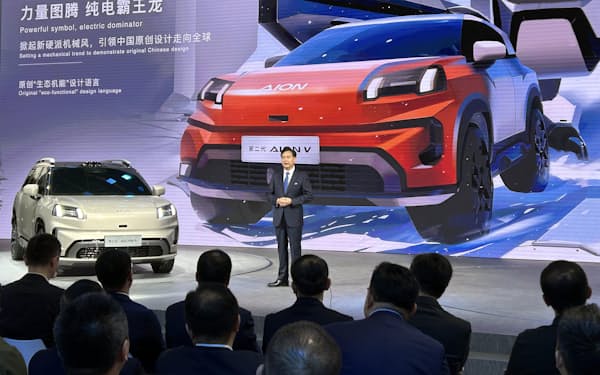 中国の国有大手、広州汽車集団傘下のEVブランドは新型の多目的スポーツ車(SUV)のEV「AION V」を発表した（25日、北京市）