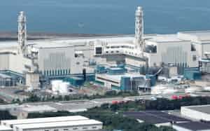 新潟県の東京電力柏崎刈羽原子力発電所の7号機(左)と6号機