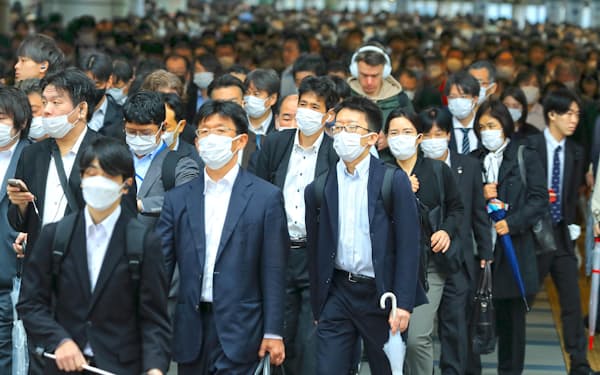 多くの人はマスクを着けて通勤している（8日、JR品川駅前）
