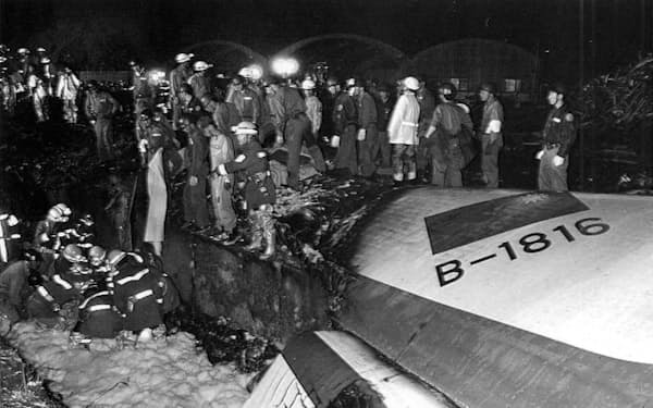 名古屋空港で台北発名古屋行きの中華航空240便（エアバスA300）が着陸に失敗し炎上した=1994年4月26日、名古屋空港。