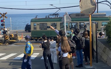 人気アニメ「スラムダンク」で描かれ、撮影スポットとなっている踏切には観光客が押し寄せる（神奈川県鎌倉市）