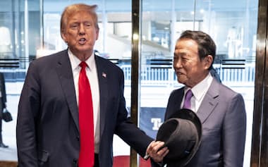 23日、ニューヨークのトランプタワーでトランプ前米大統領（左）と対面した自民党の麻生太郎副総裁=AP