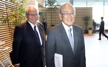 岸田首相に提言を提出したニューレジリエンスフォーラムの三村会長（右）と横倉共同代表（25日、首相官邸）