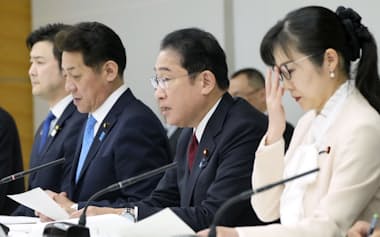 子どもの性被害防止に向けた関係府省会議であいさつする岸田首相（右から2人目。25日午後、首相官邸）=共同