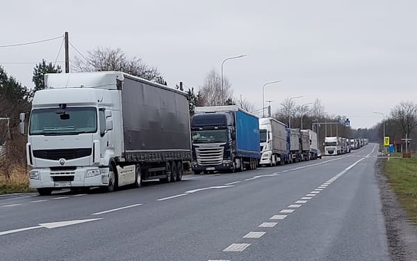 ポーランドの国境付近ではウクライナに向かうトラックが長蛇の行列をなしている（3月、ポーランド東部）