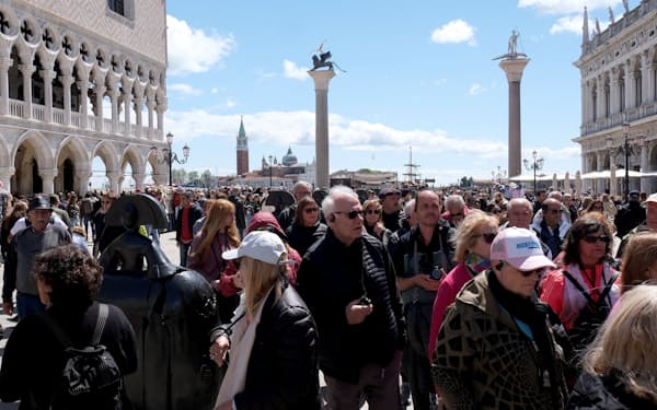 新制度の導入初日もサン・マルコ広場は多くの観光客でにぎわった（25日、ベネチア）=ロイター