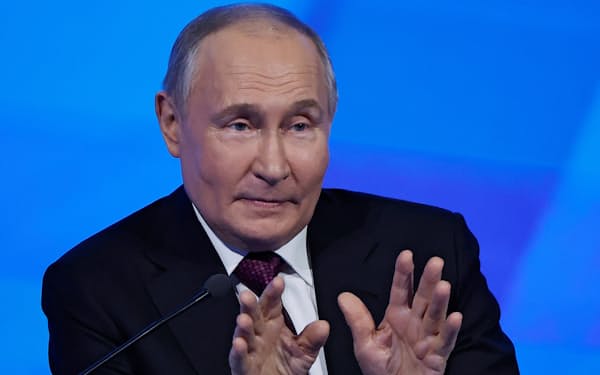 25日、ロシアのプーチン大統領は5月に訪中する意向を示した（モスクワで開いた経済団体の会合）=ロイター