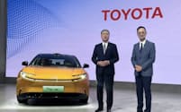 トヨタの発表会で登壇した中嶋裕樹副社長(左)とテンセント幹部（中国・北京）