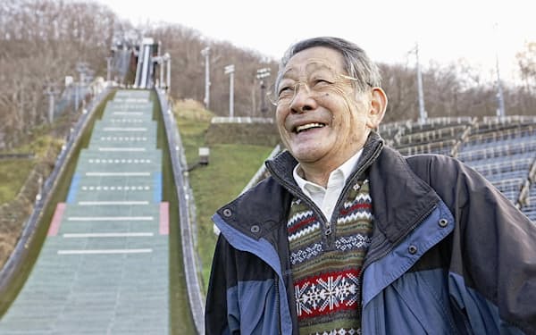 1972年札幌冬季五輪で金メダルを獲得した宮の森ジャンプ競技場で、取材に応じる笠谷幸生さん（2021年11月、札幌市）=共同
