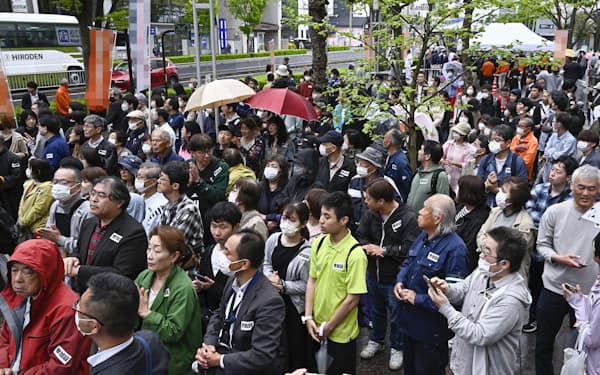 衆院島根1区の補欠選挙で、街頭演説に集まった人たち=21日午後、松江市（画像の一部を加工しています）