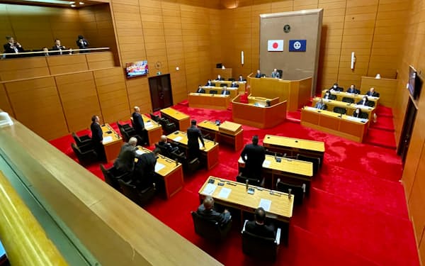佐賀県玄海町議会は賛成多数で核ごみ最終処分場の文献調査受け入れに関する請願を採択した（26日）