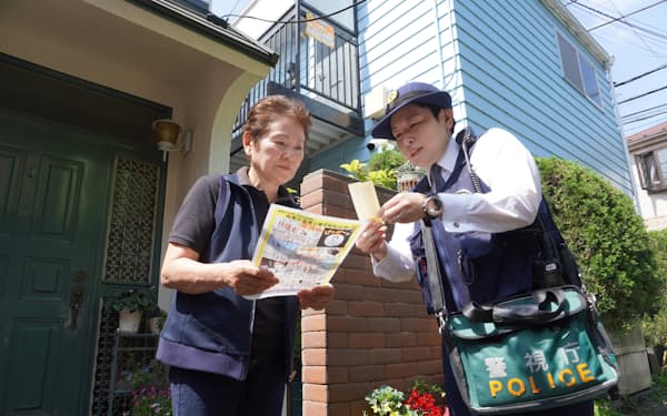 警視庁は一戸建て住宅を訪問して悪質リフォーム業者への注意を呼びかけた（26日、東京都）