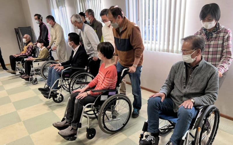 箱根町観光協会は認定ガイドに車いすの講習を実施している