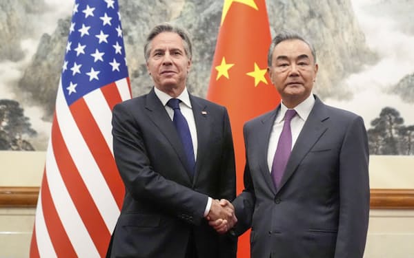 握手するブリンケン米国務長官㊧と中国の王毅外相（26日、北京の釣魚台迎賓館）=ロイター・共同