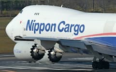 成田空港を出発する日本貨物航空のボーイング747