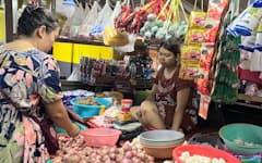 インフレが市民生活の重荷に（4月26日、ヤンゴンの市場）