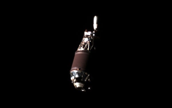 宇宙空間に漂うロケット「H2A」の部品を撮影した=アストロスケール提供