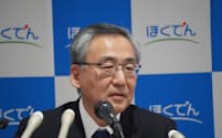 24年３月期の決算を発表する北海道電力の斎藤社長（26日、札幌市）