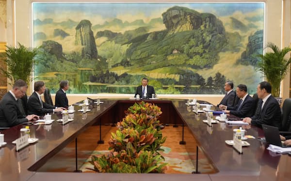 26日、ブリンケン国務長官（左から3人目）と王毅外相が向き合い、習近平・国家主席（中央）は議長のような位置に座った=AP
