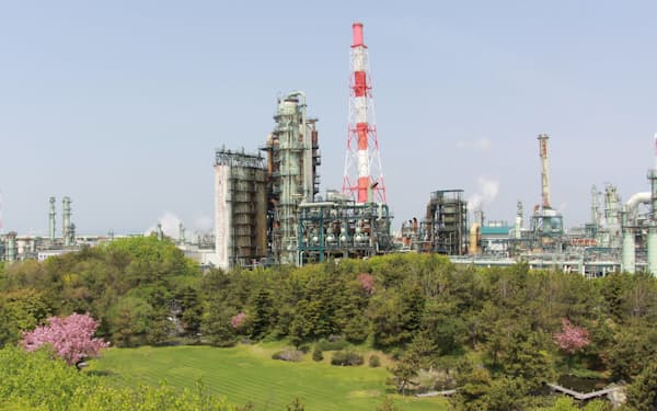 出光は石油関連の生産拠点をGXの基地に転換していく（写真は北海道製油所）