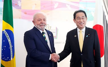 首相の南米訪問に日本から50社超が同行する。写真はG7広島サミットでブラジルのルラ大統領と握手する首相（23年5月、広島市南区）