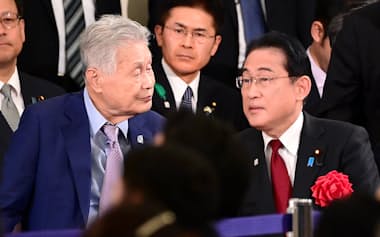 自民党安倍派のパーティーに出席した岸田首相と森元首相（16日、東京都港区）