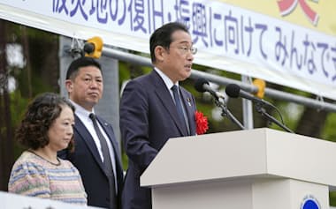 第95回メーデー中央大会であいさつする岸田首相。左は連合の芳野友子会長（27日午前、東京都渋谷区の代々木公園）=共同