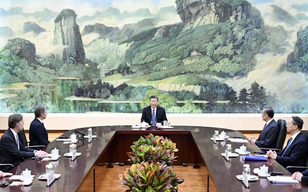 ブリンケン米国務長官（左から2人目）と会談する中国の習近平国家主席（中央）=26日、北京の人民大会堂（新華社=共同）