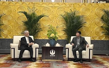 2月にも台湾国民党の夏立言副主席㊧が訪中し、中国国務院台湾事務弁公室の宋濤主任と面会した=国民党提供・共同