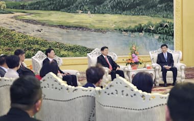 27日、北京の人民大会堂で国民党の訪問団と面会する中国共産党序列4位の王滬寧氏（右端）=新華社・共同
