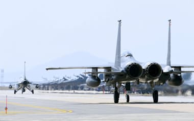 米韓両空軍の合同訓練に参加する韓国の戦闘機（12日、韓国・群山）=韓国空軍提供・聯合・共同