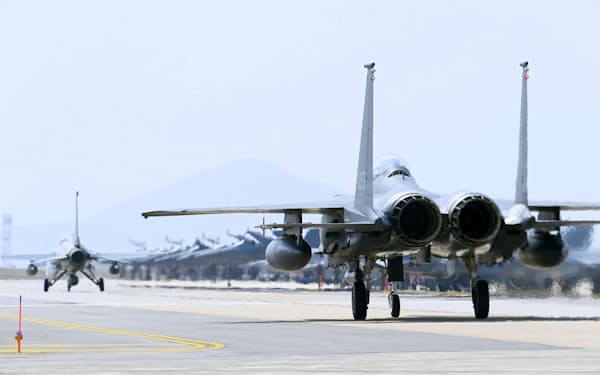 米韓両空軍の合同訓練に参加する韓国の戦闘機（12日、韓国・群山）=韓国空軍提供・聯合・共同