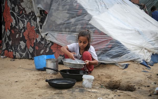 ガザ最南部ラファの避難民の生活環境は厳しい（27日）=ロイター