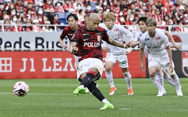 浦和―名古屋の後半、チーム2点目となるPKを決める浦和・チアゴサンタナ（28日、埼玉スタジアム）=共同