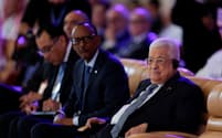28日、リヤドで開かれた世界経済フォーラムの特別会合に出席するパレスチナ自治政府のアッバス議長㊨＝ロイター
