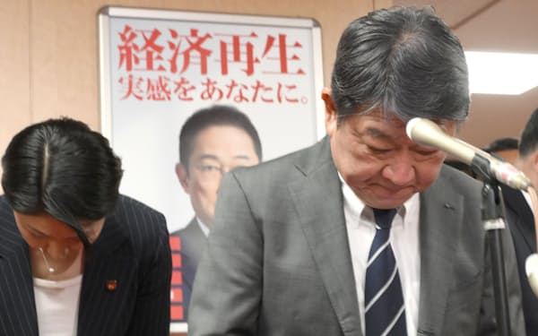 衆院島根1区補欠選挙の敗戦を受けて、取材に応じる自民党の茂木幹事長（右）=28日、党本部
