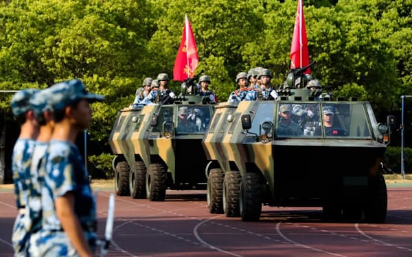 広西チワン族自治区の大学は装甲車を使って軍事訓練する=CCTVから