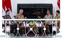 シンガポールのリー首相（左から２人目）とインドネシアのジョコ大統領（右から２人目）は後任も交えて会談した（29日、西ジャワ州ボゴール）＝ロイター