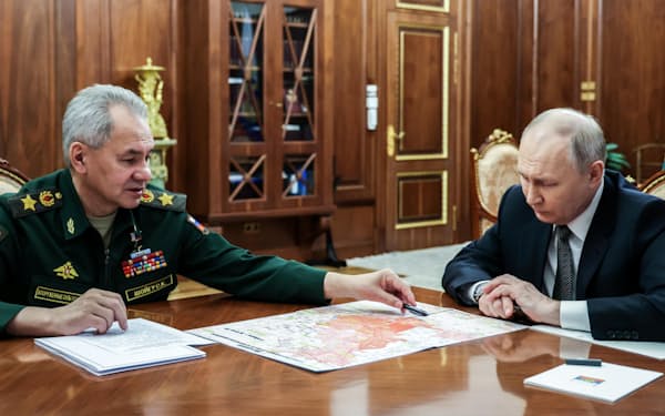 プーチン大統領が予定する内閣改造で、ショイグ国防相㊧の交代論が浮上している（2月、モスクワ）=タス共同